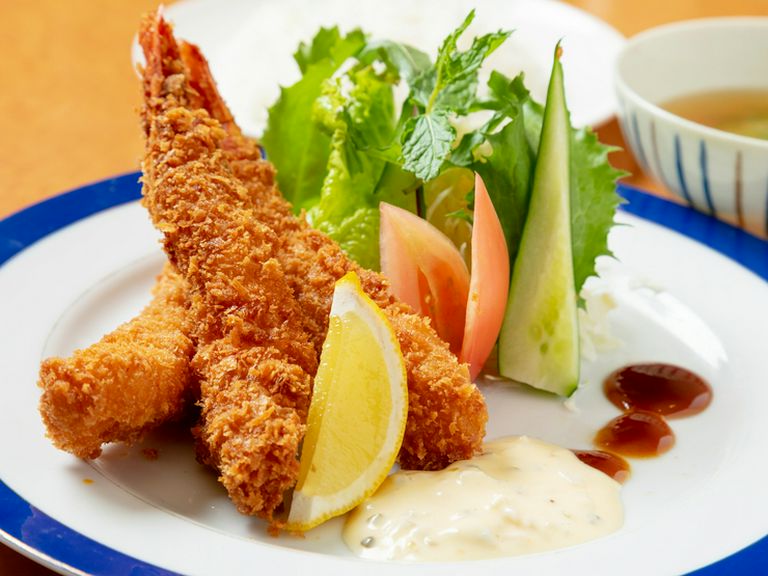 大きな海老が三本も！　とってもお得な『自家製タルタルソースの海老フライ定食』