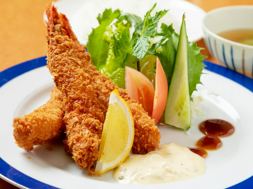 大きな海老が三本も！　とってもお得な『自家製タルタルソースの海老フライ定食』