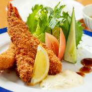 海老は下処理から店内で行い、新鮮な状態で一気に揚げていきます。海老フライと自家製タルタルソースが、相性抜群。サクサク衣とプリプリ海老の食感の違いも、おいしさの決め手に。