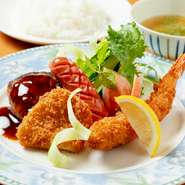 ハンバーグと海老フライとウィンナー、子どもの頃に大好きだった料理のワンプレート。“まずは、何から食べようか？”“最後は何を残そうか？”と、食べる前からワクワクして一口目から迷ってしまいそうな一品です。