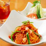 【アシスト】に並ぶ料理には、家庭的なおいしさを感じられます。丁寧にだしを取り、市販の調味料にはひと手間加え、店のオリジナリティを加えつつ誰もがホッとできるような味に仕上げることにこだわります。
