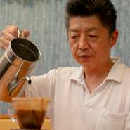 長谷川氏は、長年の経験からゲストとの距離感を大切にしながら接しています。流行りを追うことなく、忙しく働く会社員や家事・育児に追われる母たちが一人でゆったりと過ごせるような憩いの場をつくりあげています。