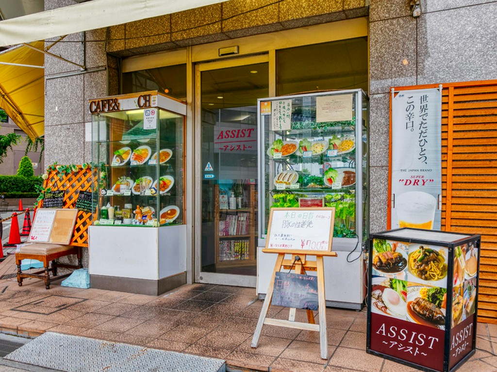 昔ながらのショーケースには、料理のサンプルがいっぱい！