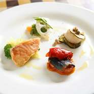 旬の魚介や野菜を使い、4品を盛った前菜です。セットにはこの他にパスタ、パン、ドリンクが付きます。
