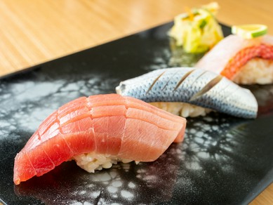 シャリは赤酢の江戸前風『にぎり寿し』