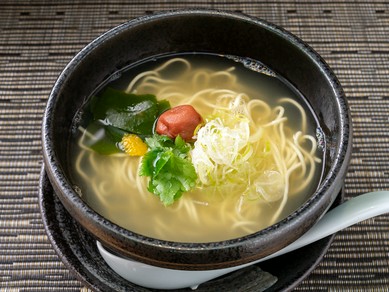 シャリは赤酢の江戸前風『にぎり寿し』