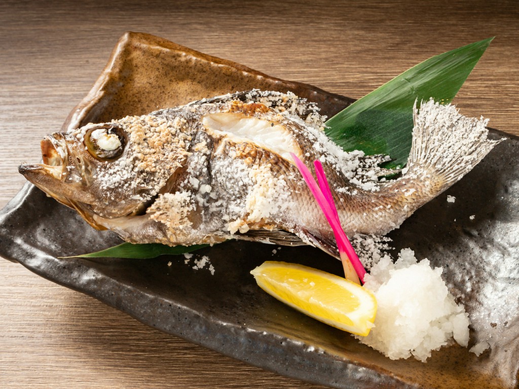 毎朝仕入れる鮮魚を炭火でじっくり焼き上げる『原始焼魚』