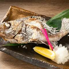 毎朝仕入れる鮮魚を炭火でじっくり焼き上げる『原始焼魚』