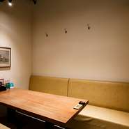 6名用が2室、4名用が1室あり、仕切りをはずしてテーブルを1卓増やすと最大18名様まで利用できます。落ち着いた雰囲気で、接待や顔合わせなどの会食に最適。個室料が不要なのもうれしいポイントです。