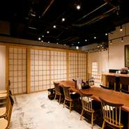和を基調とした店内は、ゆとりのある席の配置で、ゆったりと過ごせます。個室は、仕切りを外せば最大18名様まで利用可能。会席コースは2名様から予約ができるので、人数に合わせた使い方ができます。