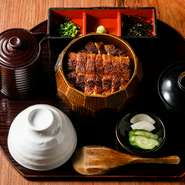 名古屋名物『ひつまぶし』。一本重のうなぎと同じ焼き方でたれも同じです。鰻の量は『一本重』の三分の二。一本鰻のひつまぶしが食べたい時は『一本ひつまぶし』をどうぞ。
ひつまぶし・吸物・漬物・薬味