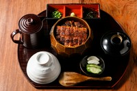 名古屋名物『ひつまぶし』。一本重のうなぎと同じ焼き方でたれも同じです。鰻の量は『一本重』の三分の二。一本鰻のひつまぶしが食べたい時は『一本ひつまぶし』をどうぞ。
ひつまぶし・吸物・漬物・薬味