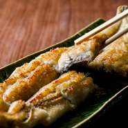 『蒲焼き』とは違う焼き方で、皮目の香ばしさを楽しめる逸品。肉厚で脂がのった鰻を、1本15分ほどかけてじっくりと焼き上げてくれます。備長炭で焼くため、パリパリとした食感がくせになると評判です。