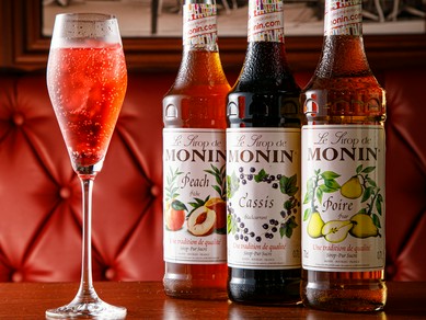 カウンター席は一人飲みにも