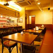 まるでパリの街角にあるビストロのような、カジュアルシックな雰囲気。日常を離れ、ちょっとした非日常を味わえるスタイリッシュな空間です。パーティションでエリアを区切り、プライバシーに配慮した空間設計も◎。