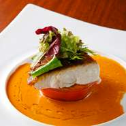 料理に合わせた上質な肉や、信頼のおける地域の鮮魚店から優先的に入荷する魚介など、質の良い素材を使っているのも特徴のひとつ。リーズナブルだけどおいしい、そんな素材を厳選して仕入れています。