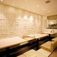 店内には完全個室やパーティションで仕切られたカウンターなどの半個室のほか、お子様連れでも気兼ねなく過ごせる掘りごたつ風シートを備えた個室も。4人卓3つをアレンジすれば、最大12名まで対応できます。