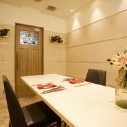 コース予約により利用できる多彩な個室は、カップルなど少人数での利用もOK。サプライズのプロポーズなどに利用されることも多く、スタッフの対応も熟練しています。プライベート空間でお二人の忘れられない時間を。