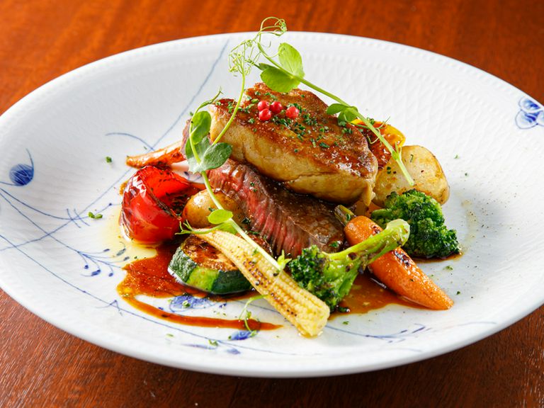 濃厚なコクが繊細な旨みに絡む『黒毛和牛のステーキとフォアグラのロッシーニ』