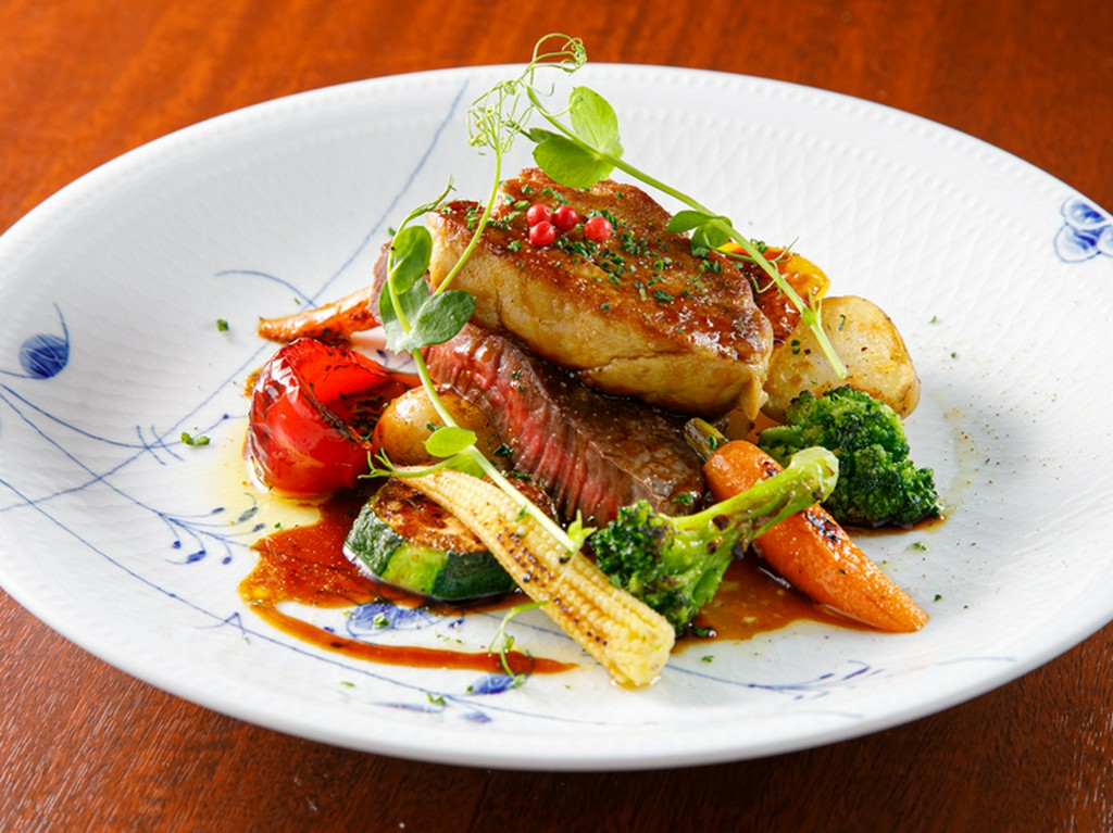 濃厚なコクが繊細な旨みに絡む『黒毛和牛のステーキとフォアグラのロッシーニ』