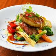 こっくり濃厚な味わいが魅力のフォアグラのロッシーニには、さっぱりと繊細な旨みが特徴の黒毛和牛赤身が絶妙にマッチ。同じ赤身でもイチボや内もも、ランプなど肉質の柔らかい部位を厳選して使用しています。