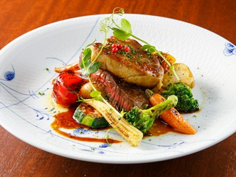 濃厚なコクが繊細な旨みに絡む『黒毛和牛のステーキとフォアグラのロッシーニ』