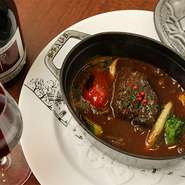 黒毛和牛のほほ肉をじっくり5時間煮込んでつくる自慢のシチュー。ほろほろと繊維がほぐれる柔らかなお肉を楽しめます。赤ワインとデミグラスソースを合わせることで、本格的かつ食べやすく仕上げてあります。