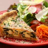 同店のスペシャリテともいえる人気の一皿は、たっぷりの生クリームとチーズを使ったキッシュ。ベースの生地は厚めで食べ応えあるキッシュです。生地のザクザク感とアパレイユのなめらかなコクの調和を楽しんで。