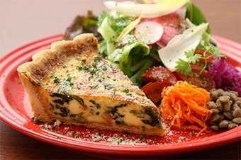 ざっくり×なめらかの食感も楽しい『ベーコンとホウレン草のキッシュ』