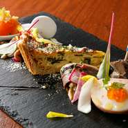 自慢の『ベーコンとホウレン草のキッシュ』を中心に、人気の高い前菜を5種盛り合わせたプレートです。鮮魚のカルパッチョやローストビーフ、ハムやコンフィ、テリーヌなど、さまざまな味を楽しんでいただけます。