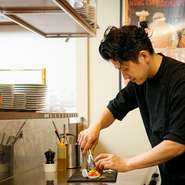 温かいものは温かく、冷たいものは冷たいままで提供する、当たり前のおもてなしを大切にしています。シェフとスタッフの信頼関係が叶える連携の取れたサービスにより、料理を最高のタイミングでいただけます。