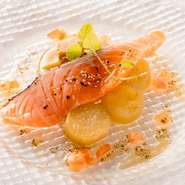 コースの始まりは鮮やかな前菜から。セジールとは、強火で表面のみをサッと焼く技法のこと。中のしっとり感と、外のホロッとした食感が楽しめるひと皿。旬の付け合わせと、酸味のあるソースとの相性がなんとも上品。