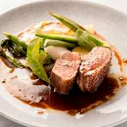 メインは鴨をご用意。産地は状態を見て選定。薄くカットされるイメージのある鴨だが、食感を楽しめるようあえて厚く切っている。従って火入れには難しさが伴うが、研鑽を積んだシェフによる技術が存分に堪能できる。