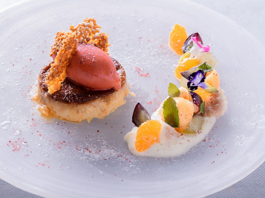 『キャビネットプディングとクリームチーズのムース・季節のフルーツ添えラズベリーのシャーベット』