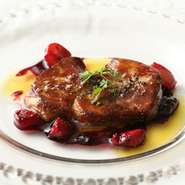 ・前菜をフォワグラを使った物（＋￥２２００）or田舎風お肉のパテ (＋￥５５０）に替えることができます。

・Assortiment de desserts
デザートの盛り合わせ（＋７７０）
lunch, dinner共にあらかじめのご予約で誕生日、記念日、合格祝いなどの メッセージプレートに変更可能です。

・食後のお飲み物（コーヒー、紅茶、エスプレッソ）は￥３３０

・バターは￥２２０の別料金となります。 