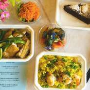 前菜２品、メイン料理、ピラフなどのご飯もの、デザートがついたボリュームたっぷりのテイクアウトセット。内容はその日によって異なります。アレルギーや苦手な食材をお知らせください。