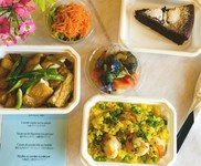 前菜２品、メイン料理、ピラフなどのご飯もの、デザートがついたボリュームたっぷりのテイクアウトセット。内容はその日によって異なります。アレルギーや苦手な食材をお知らせください。