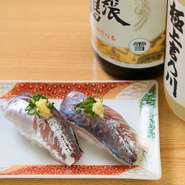 小田原を訪れたなら、まずは「アジ」と言われるほどの秀逸な地魚。旬を迎える夏に加え、脂が少ない冬場でも美味と称されるのが小田原産の「アジ」です。黄金色に輝く名物を、大将の握りでぜひ。