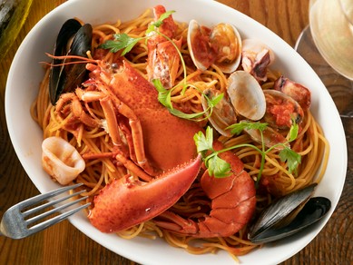 自家製のトマトソースとシーフードのマリアージュが楽しめる『オマール海老のペスカトーレロッソ』