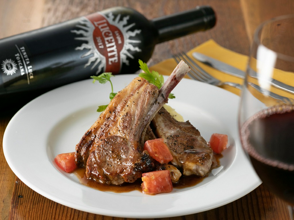 ミディアムレアに焼き上げた『仔羊のソテー』を肉の旨みを閉じ込めたグレービーソースで味わう