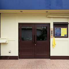 マリンブルーと白い壁の建物が目印