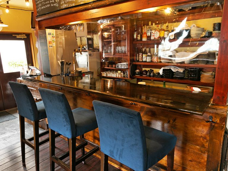 シックな船のバーの雰囲気が漂うカウンター席