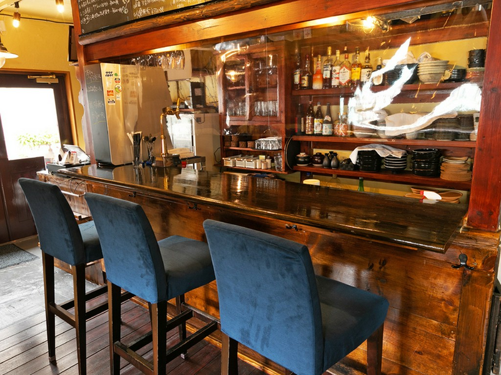シックな船のバーの雰囲気が漂うカウンター席