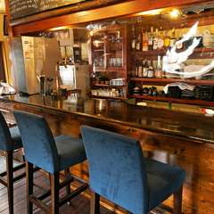 シックな船のバーの雰囲気が漂うカウンター席