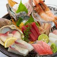 朝仕入れられた鮮魚を堪能できる一皿。本鮪などの定番の刺身に加えて、入荷状況に応じてその日入った旬魚を味わうことができる魚好き必食のメニューです。