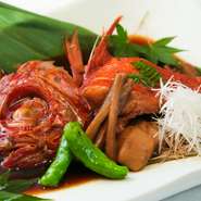 高級魚金目鯛を長年引き継がれてきた秘伝のタレで煮付けた一品です。淡白で繊細な味わいの白身にぴったりの味付けは絶品。常連のお客様に人気があります。