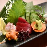 毎朝市場まで足を運び選んだ、全国各地の新鮮な鮮魚を使用しています。天然のものをメインに使用しているので、脂の乗りや身の締まりは格別！日本酒と一緒に堪能してください。