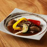 和牛のホホ肉を赤ワインで8時間じっくりと煮込まれ、野菜ときのこが添えられ、鮮やかに彩られた一品。ホホ肉はトロトロになるほど柔らかく、赤ワインで煮込むことで、深みのある味わいに仕上がっています。