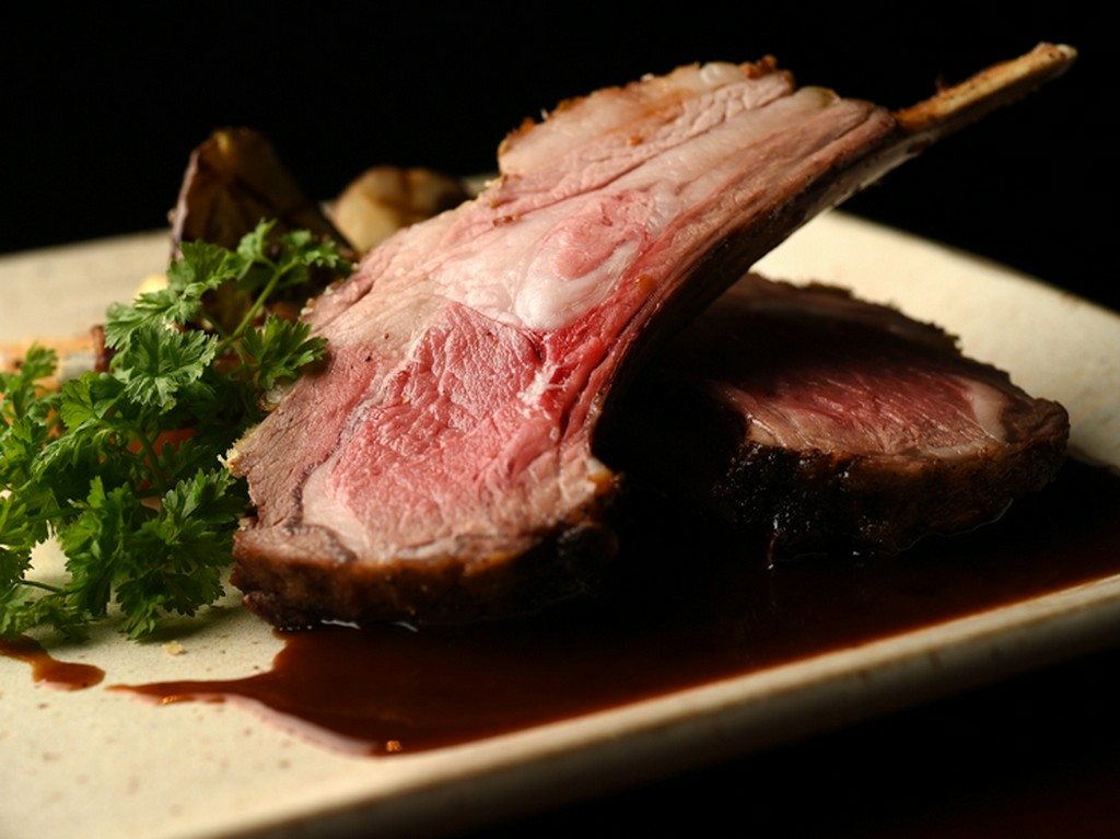 お肉の旨味が楽しめる『仔羊の粒マスタード焼き マデラソース』