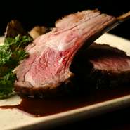 柔らかい肉質が特徴の子羊に、ピリッとした粒マスタードと自家製のマデラソースで味付けました。仔羊のお肉とマデラソースの相性がとてもよく、おかわりして食べたくなるほどの美味しさです。